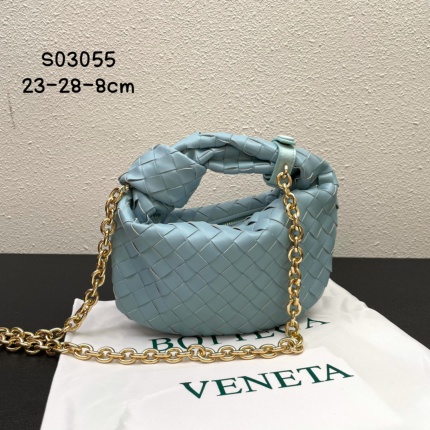 New Bottegana Veneta crescent-shaped bag in 217337