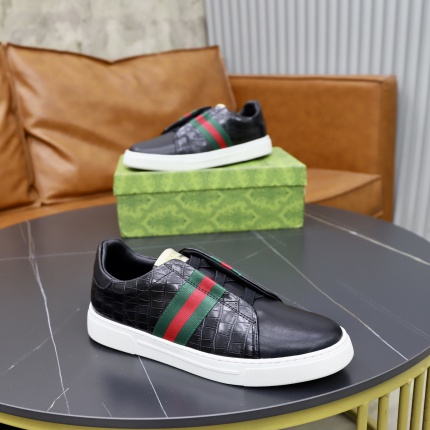 Gucci Sneakers For Men in 217896
