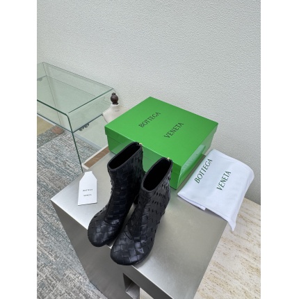 Bottega Veneta Boots For Women in 218155
