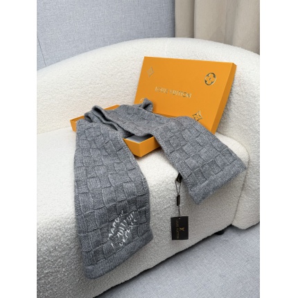 Louis Vuitton Scarf for Men in 218191