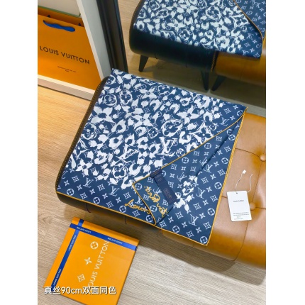 Louis Vuitton Lightweight Scarf in 218371