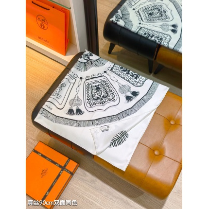 Hermes Cashmere scarf in 218483
