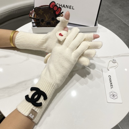 New Arrivals Chanel Gloves in 218590