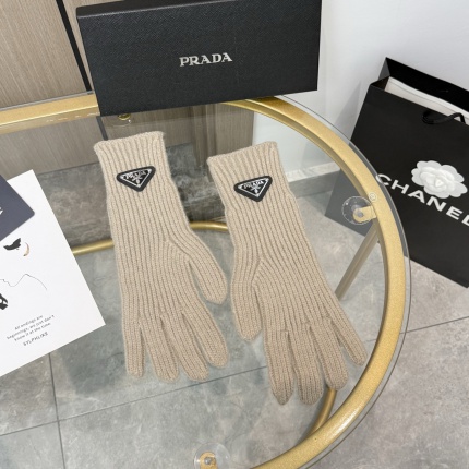 New Arrivals Prada Gloves in 218681