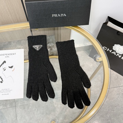 New Arrivals Prada Gloves in 218683