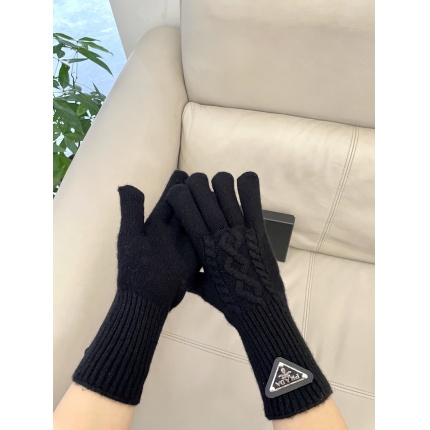 New Arrivals Prada Gloves in 218687