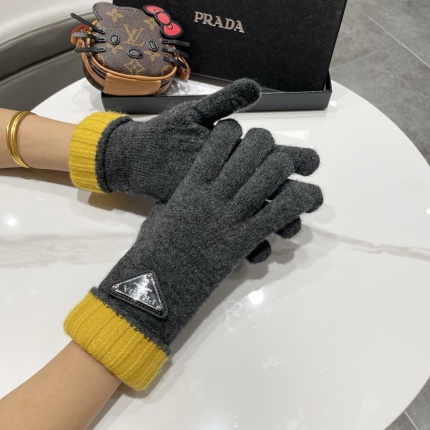 New Arrivals Prada Gloves in 218691