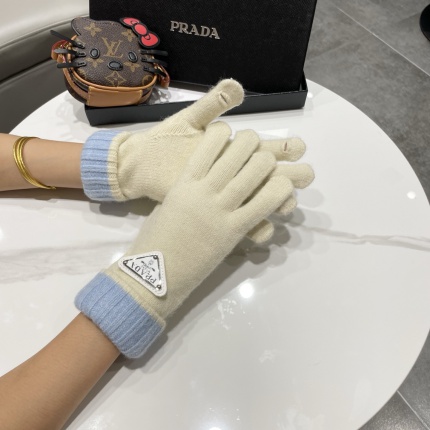 New Arrivals Prada Gloves in 218692