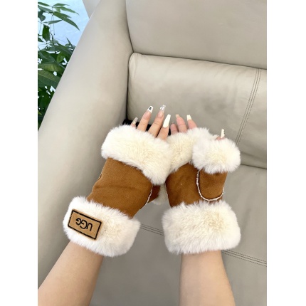 New Arrivals Prada Gloves in 218776