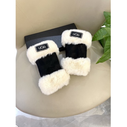 New Arrivals Prada Gloves in 218777