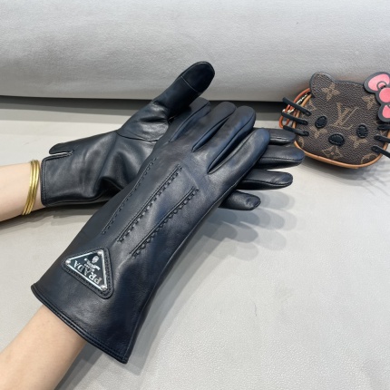 New Arrivals Prada Gloves in 218782