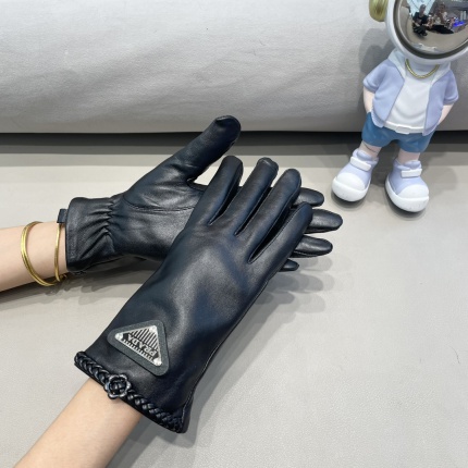 New Arrivals Prada Gloves in 218784
