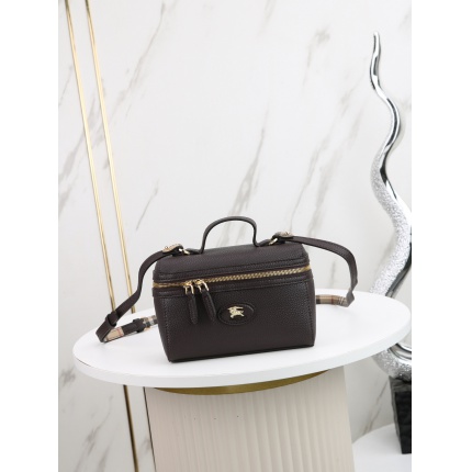 Burberry AAA+++ Crossbody Bags in 220138