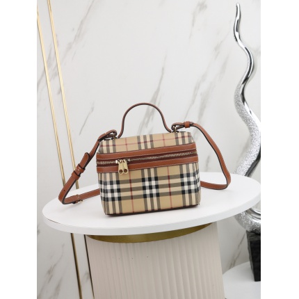 Burberry AAA+++ Crossbody Bags in 220139