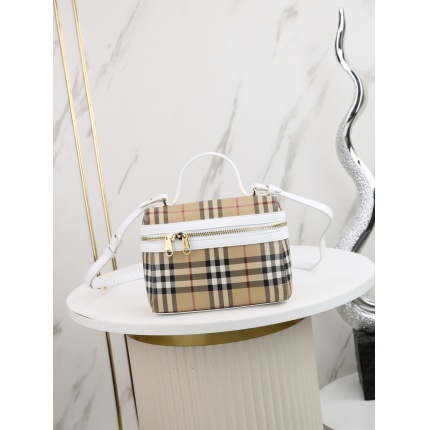 Burberry AAA+++ Crossbody Bags in 220140