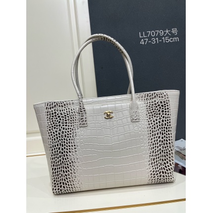 Chanel AAA quality Handbags in 220148