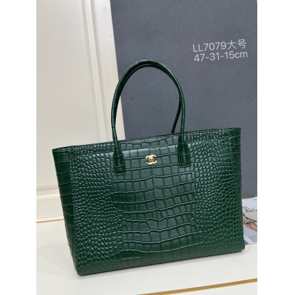 Chanel AAA quality Handbags in 220151