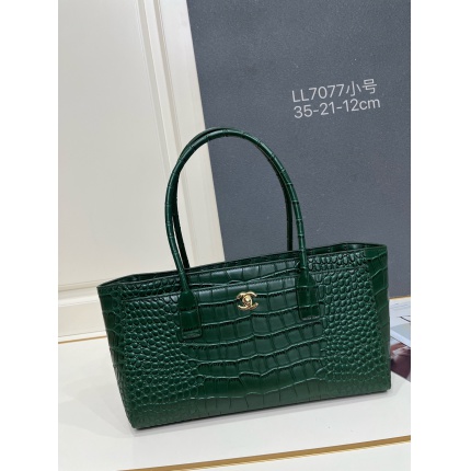 Chanel AAA quality Handbags in 220152