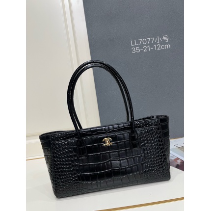 Chanel AAA quality Handbags in 220154