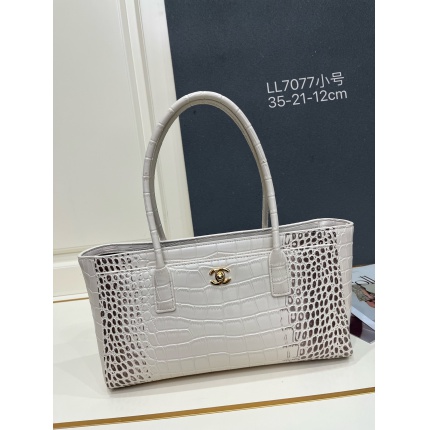 Chanel AAA quality Handbags in 220155