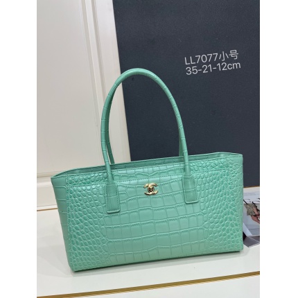 Chanel AAA quality Handbags in 220156