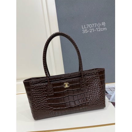 Chanel AAA quality Handbags in 220158