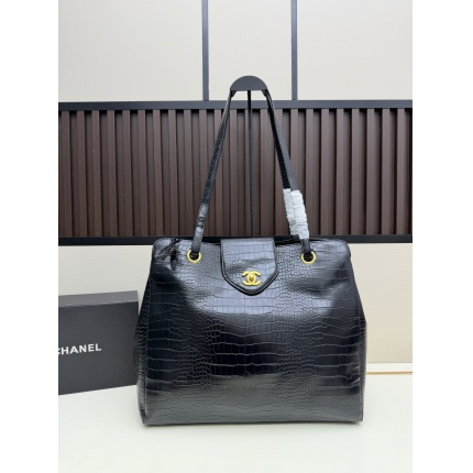 Chanel AAA quality Handbags in 220183