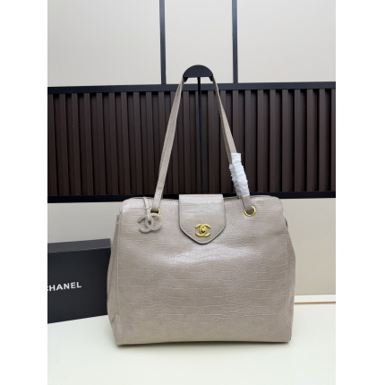 Chanel AAA quality Handbags in 220184
