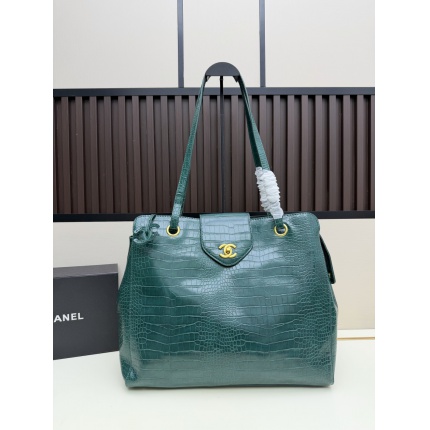 Chanel AAA quality Handbags in 220185