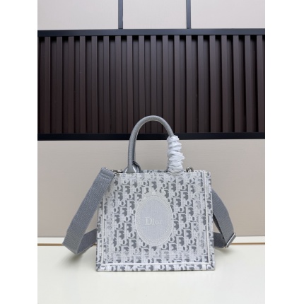 Dior AAA Quality Handbags in 220233