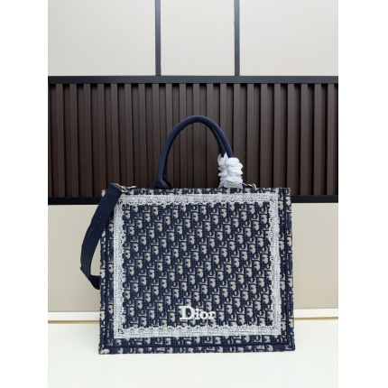 Dior AAA Quality Handbags in 220235