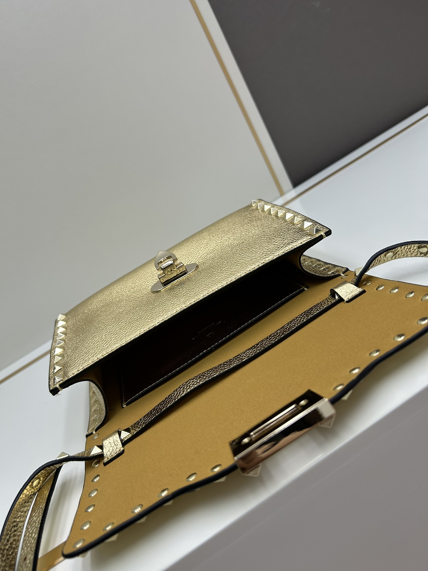 Cheap Valentino AAA quality Handbags in 220298, $105 USD- [IB220298] - Replica Valentino AAA quality Handbags
