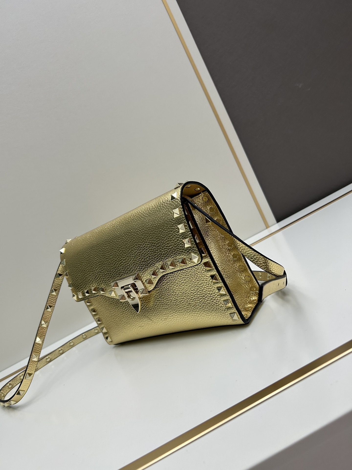 Cheap Valentino AAA quality Handbags in 220298, $105 USD- [IB220298] - Replica Valentino AAA quality Handbags