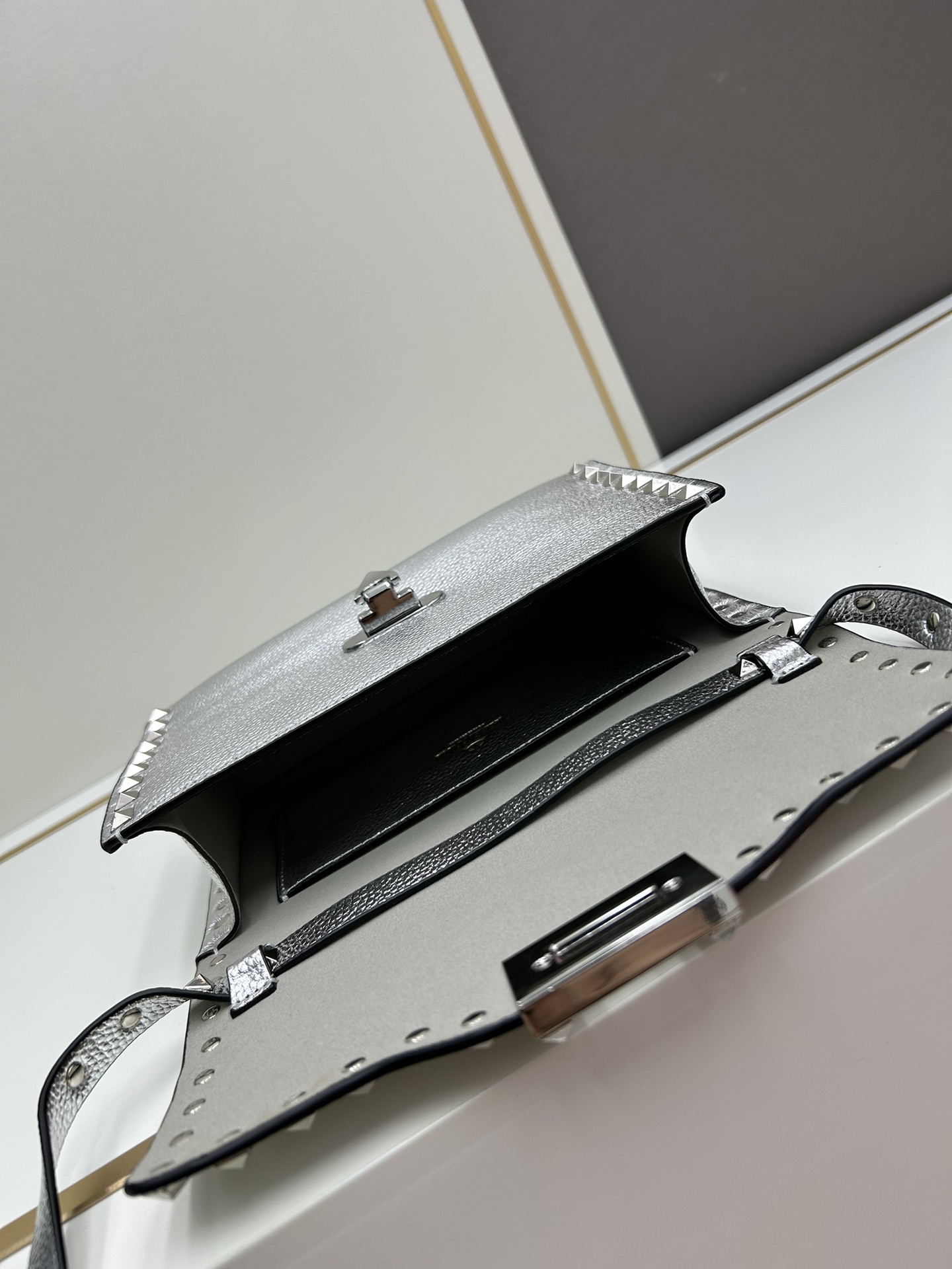 Cheap Valentino AAA quality Handbags in 220299, $105 USD- [IB220299] - Replica Valentino AAA quality Handbags