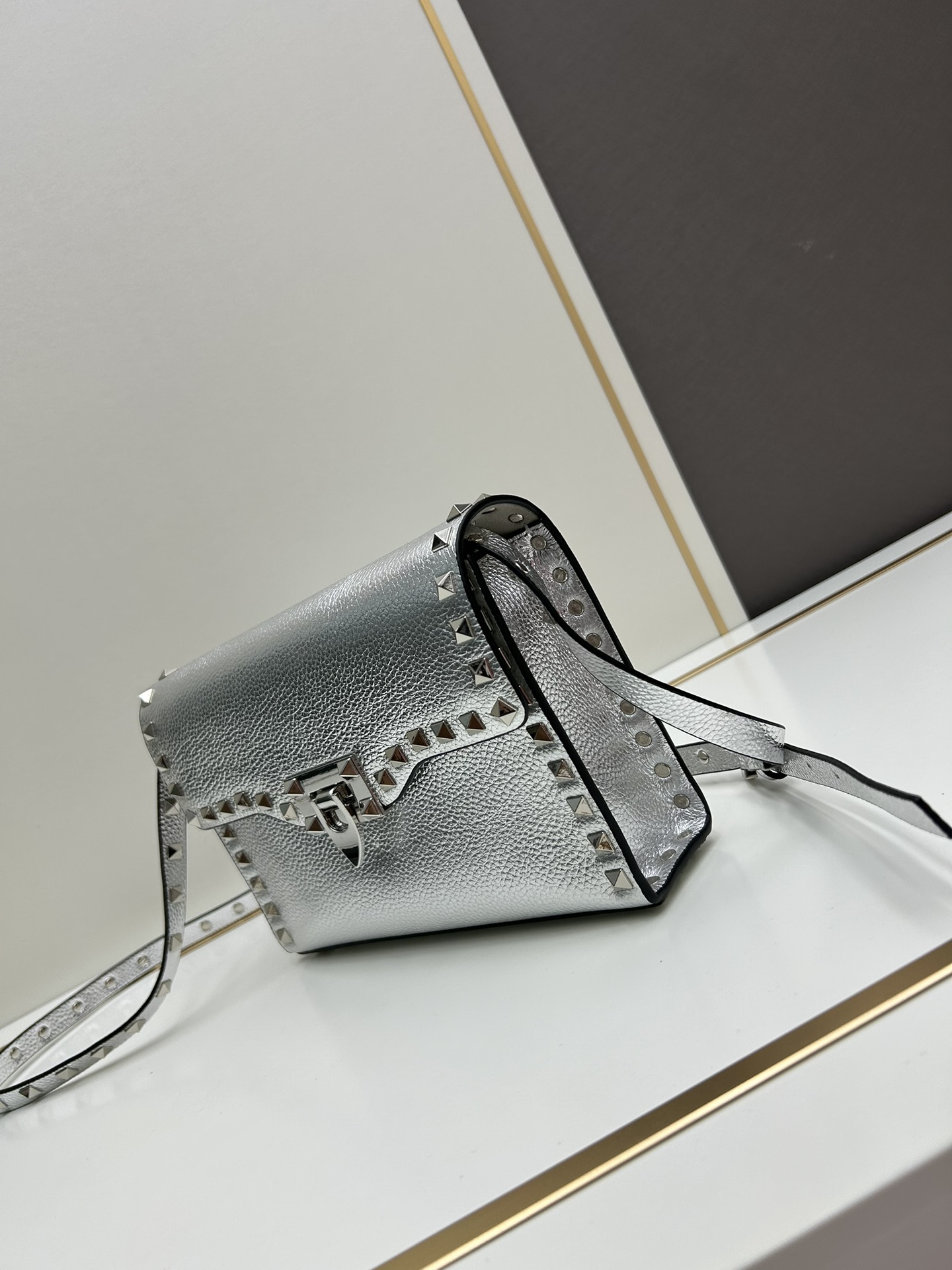 Cheap Valentino AAA quality Handbags in 220299, $105 USD- [IB220299] - Replica Valentino AAA quality Handbags