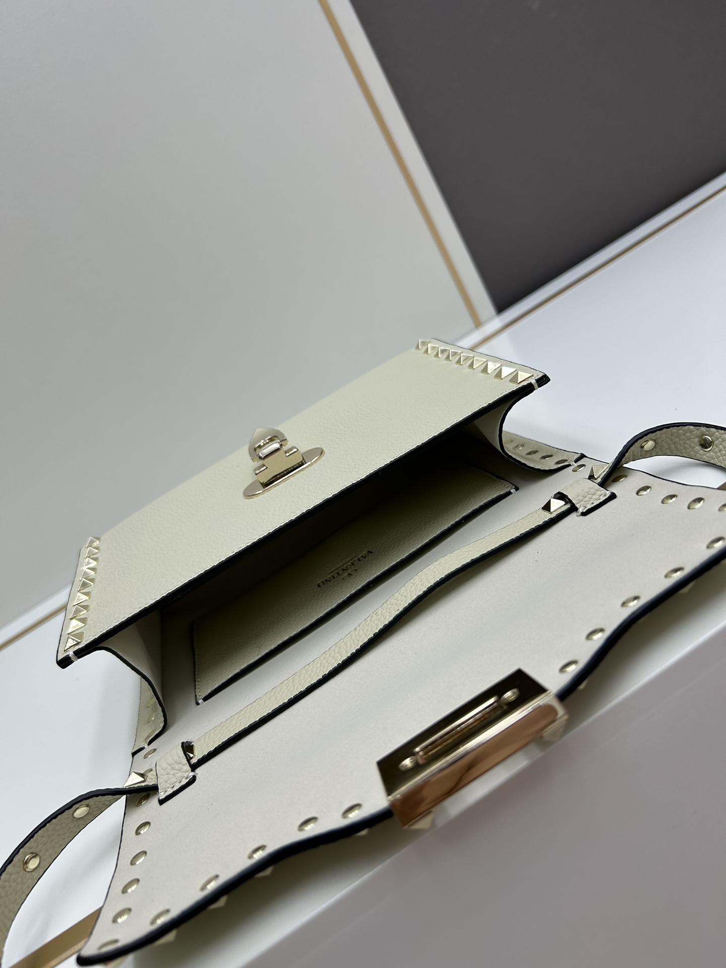 Cheap Valentino AAA quality Handbags in 220301, $105 USD- [IB220301] - Replica Valentino AAA quality Handbags