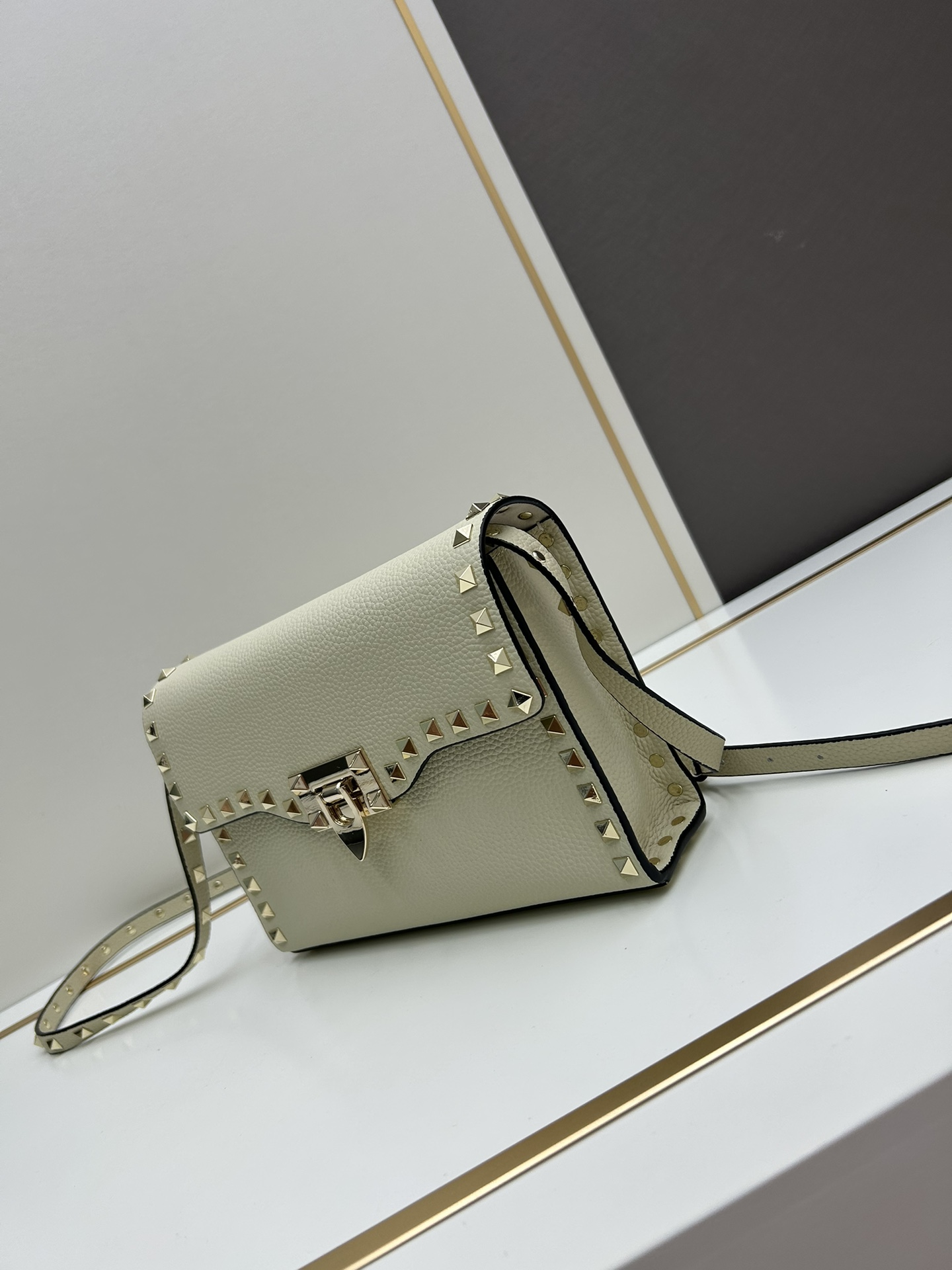 Cheap Valentino AAA quality Handbags in 220301, $105 USD- [IB220301] - Replica Valentino AAA quality Handbags