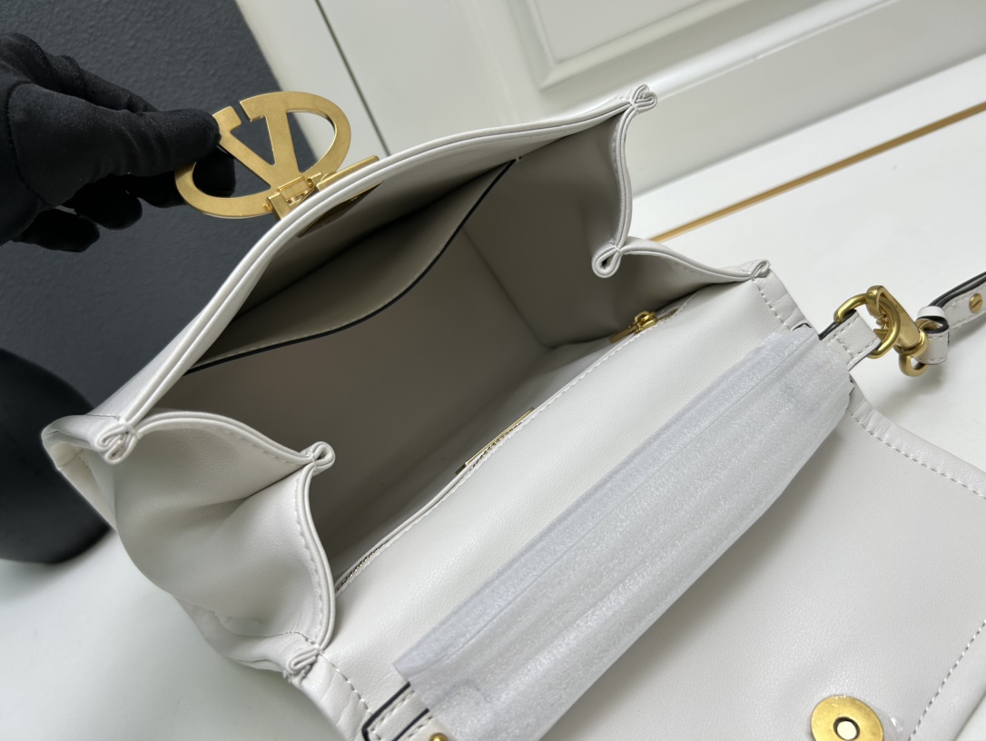 Cheap Valentino AAA quality Handbags in 220312, $110 USD- [IB220312] - Replica Valentino AAA quality Handbags