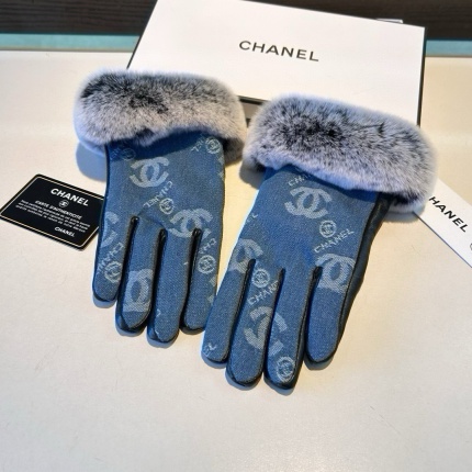 Gloves in 220531