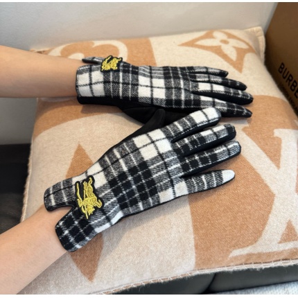 Gloves in 220548