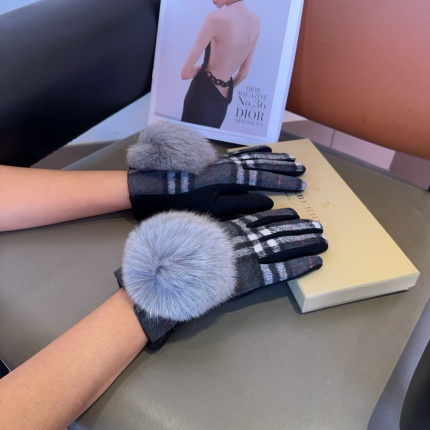 Gloves in 220563