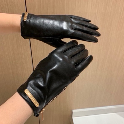 Gloves in 220565