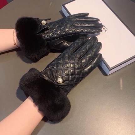 Gloves in 220598