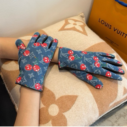 Gloves in 220605