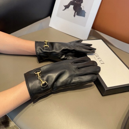 Gloves in 220629