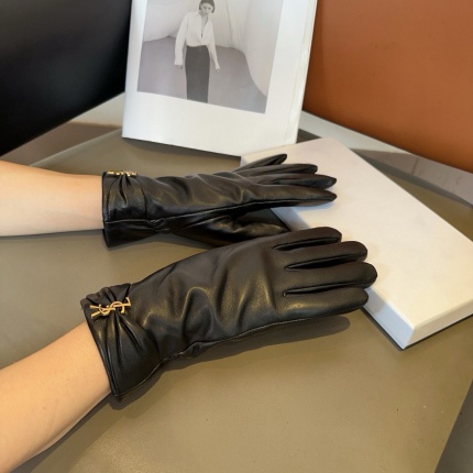 Gloves in 220632