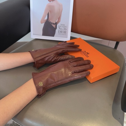 Gloves in 220675