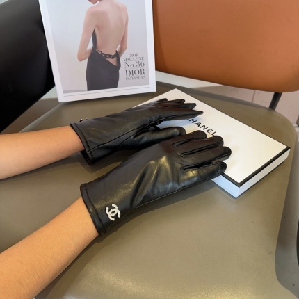 Gloves in 220680