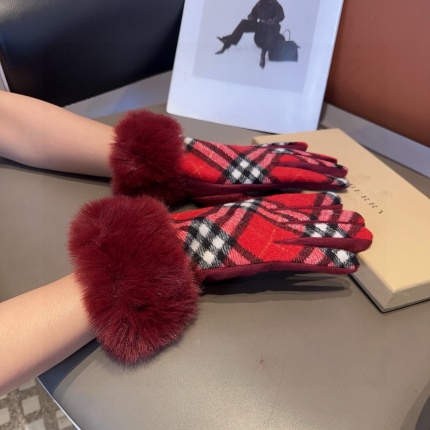 Gloves in 220682