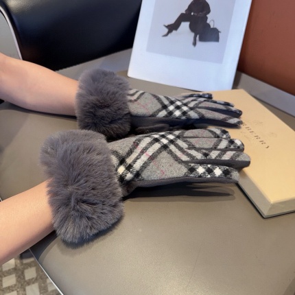 Gloves in 220683